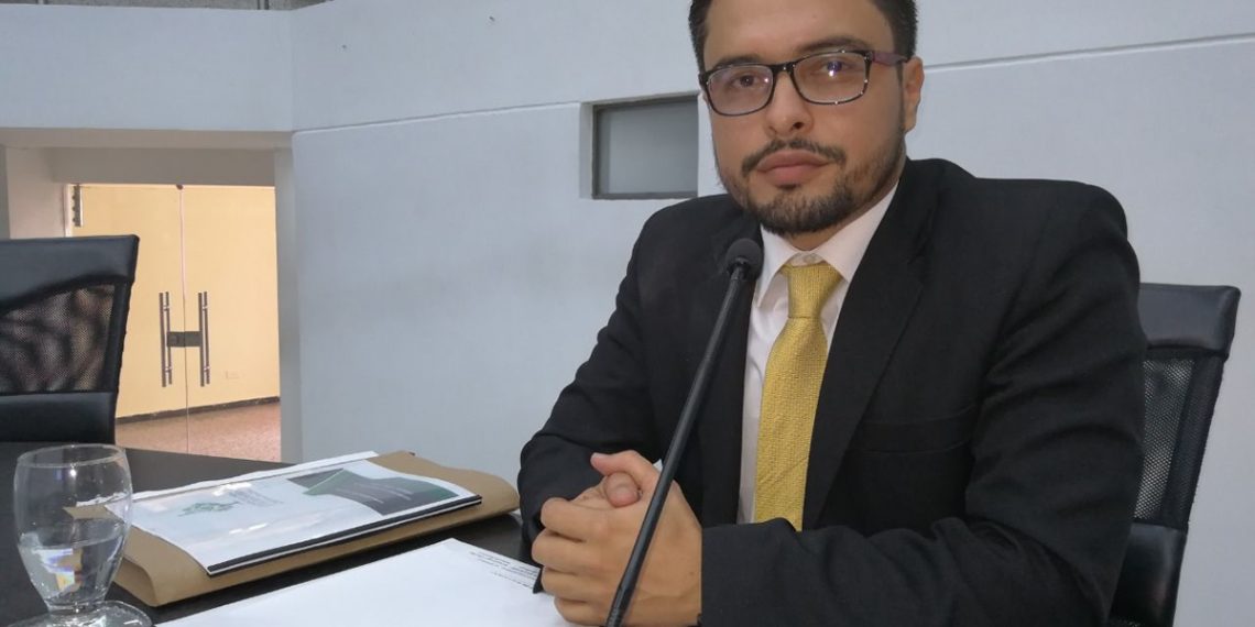 “Me siento incómodo en la Asamblea con Leonidas”: Diputado del Polo Camilo Torres