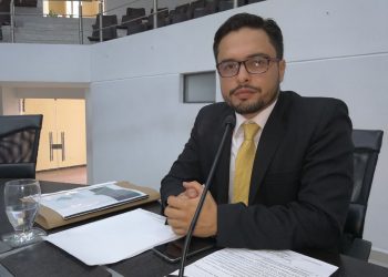 “Me siento incómodo en la Asamblea con Leonidas”: Diputado del Polo Camilo Torres
