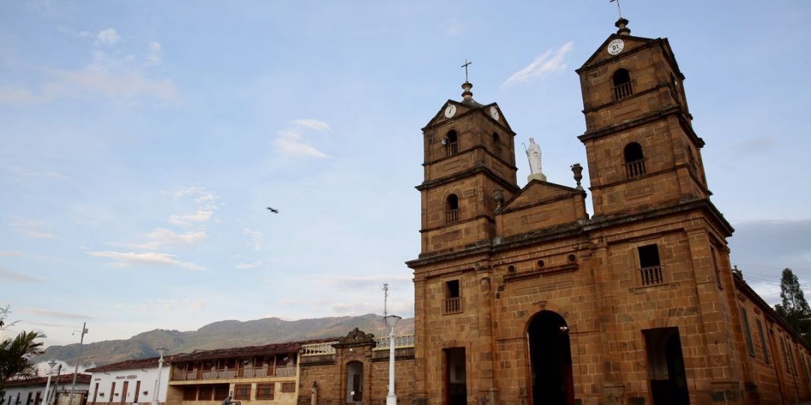 El Gobernador de Santander firma convenio multimillonario con el Presidente Duque que beneficia a 66 municipios