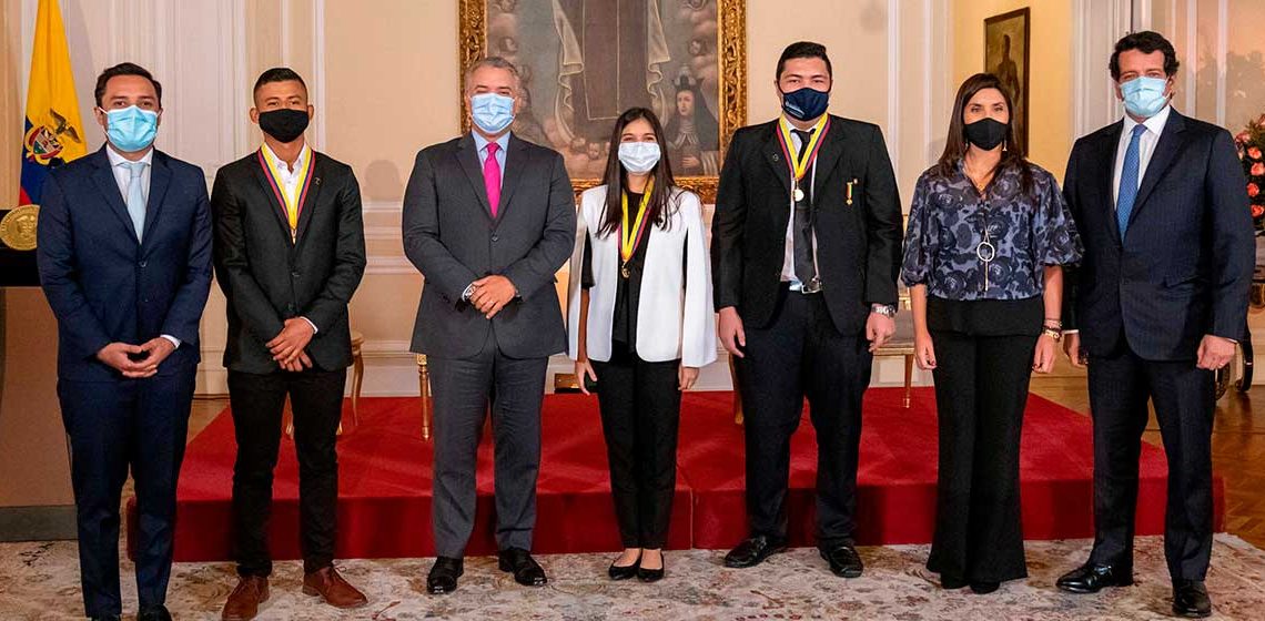 Estudiantes que lograron puntaje perfecto en prueba Icfes, dieron ejemplo de resiliencia al país en medio de pandemia: Duque