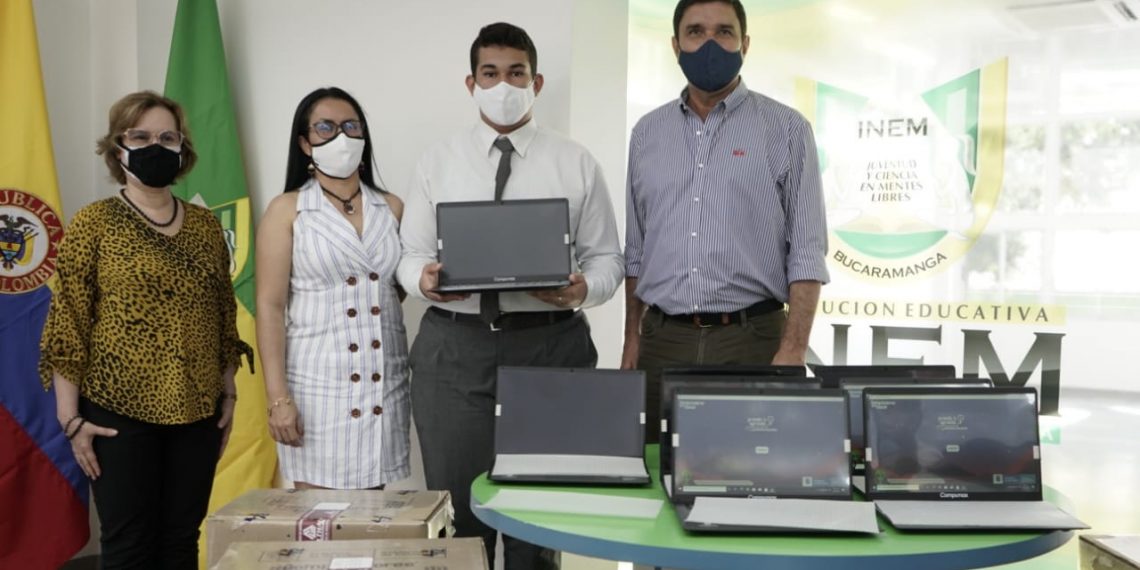 ‘Dotar de equipos tecnológicos a los colegios oficiales de la ciudad es un pendiente histórico’: Alcalde de Bucaramanga