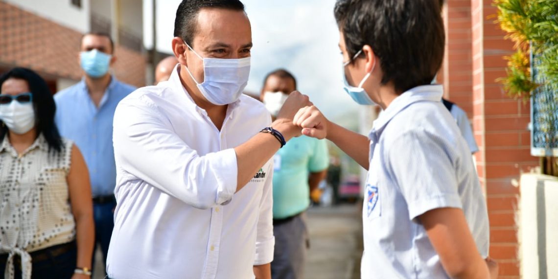 Alternancia educativa inició en Santander con más de mil estudiantes en tres municipios del departamento