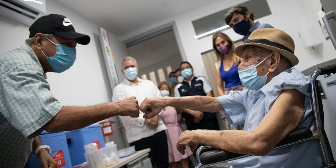 Un músico jubilado de 93 años se convirtió en el inmunizado un millón en el país