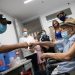 Un músico jubilado de 93 años se convirtió en el inmunizado un millón en el país