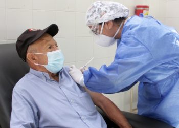 En el Hospital Local del Norte, se avanza con el proceso de vacunación a población mayor de 80 años