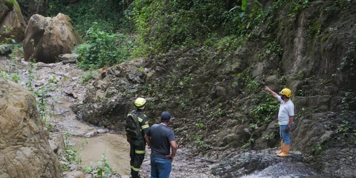 Roca fragmentada en quebrada La Aurora de Floridablanca no representa peligro de represamiento