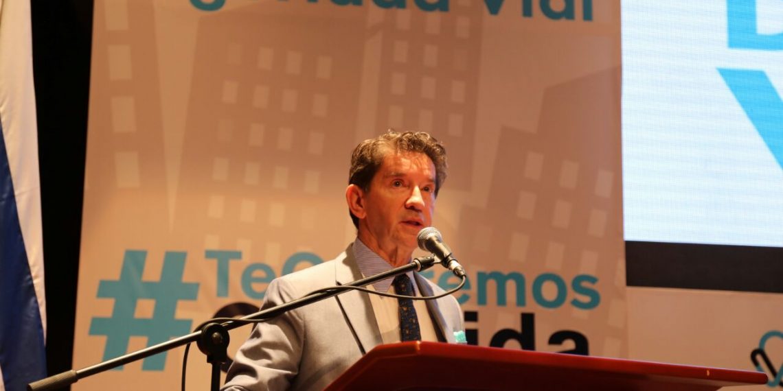 Precandidato presidencial promete cambiar la coca por marihuana medicinal, establecer universidad digital gratis y revolcón a servicios públicos