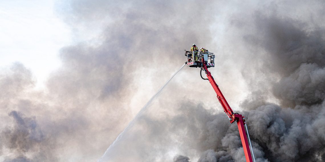 Fue comprado hace 2 años un carro de bomberos por $ 4 mil millones pero no puede salir por los reducidores de velocidad