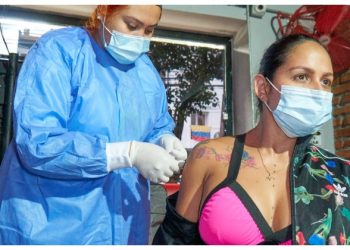 Alcaldía de Bucaramanga realizó jornada de vacunación especial a personal de bares y restaurantes en ‘Cuadra Play’