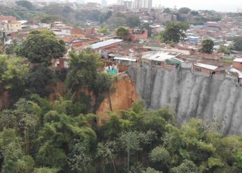 Más de un un kilometro de pantallas ancladas protegerá a las familias del barrio Nariño
