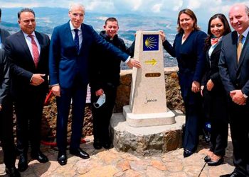 Gobiernos de Colombia y de la autonomía de Galicia, en España, inauguraron en Monserrate el Hito Xacobeo