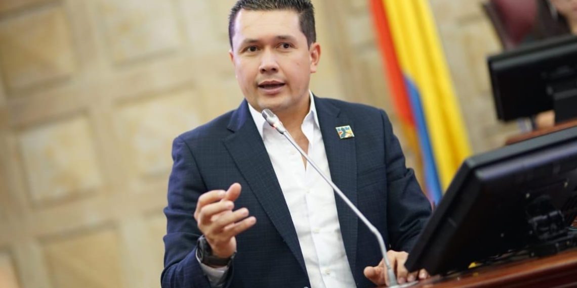 Fiscalía le imputó 13 cargos a Edwin Ballesteros, excongresista