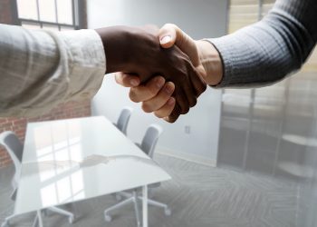 Más de 800 vacantes en feria del empleo en Santander