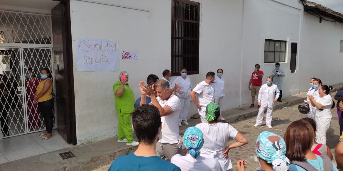 Médicos con salario mínimo en Clínica de Girón