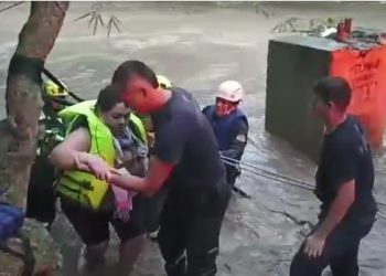 Rescatan a cuatro personas atrapadas en el río de Oro