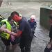 Rescatan a cuatro personas atrapadas en el río de Oro