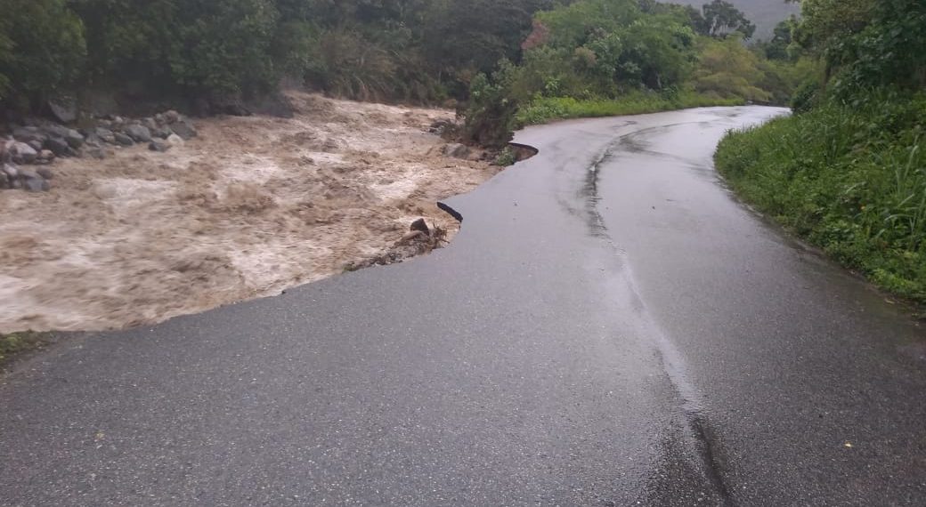 Río Charta arrasó viviendas y un puente en la provincia Soto Norte, Santander