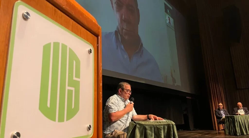 Próximos dos gobiernos deben implementar el acuerdo de paz: Santos