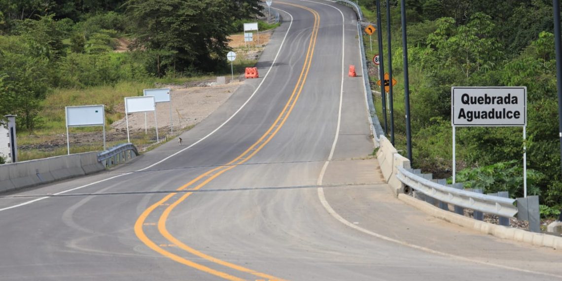 Duque entregó 25 kilómetros de la vía Bucaramanga – Yondó, en Santander
