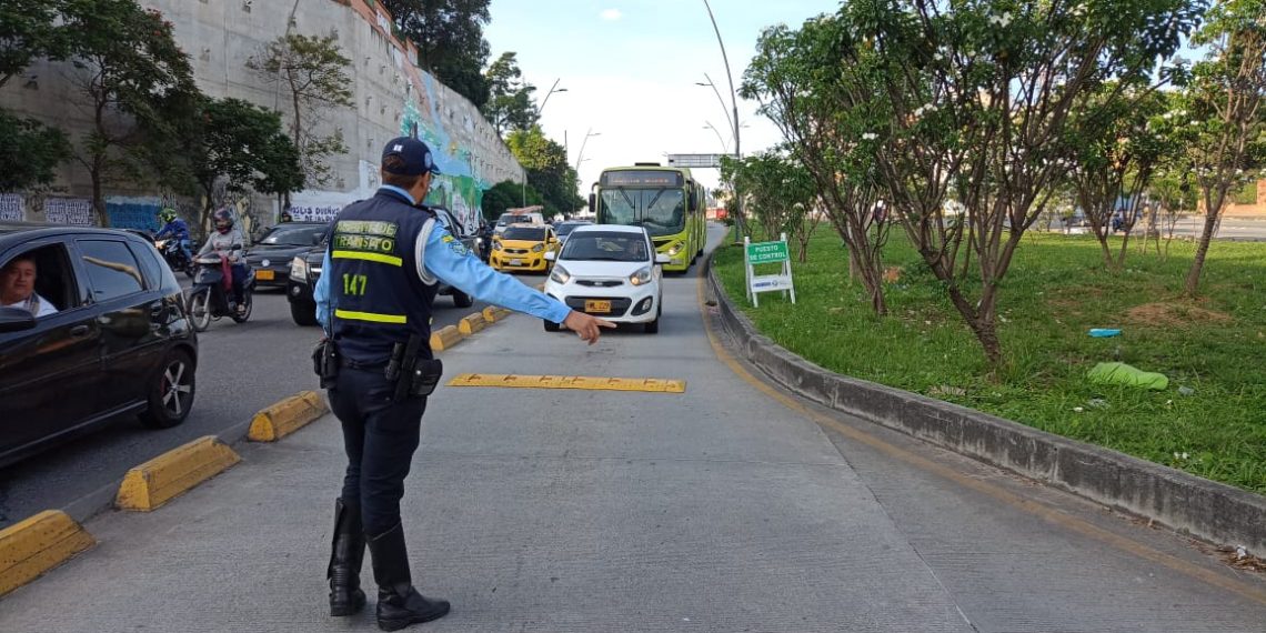 50 vehículos inmovilizados en un día por invadir el carril de Metrolínea