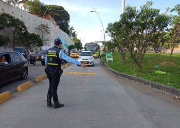 50 vehículos inmovilizados en un día por invadir el carril de Metrolínea