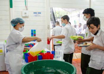 Alcaldía de Floridablanca supervisa entrega del PAE