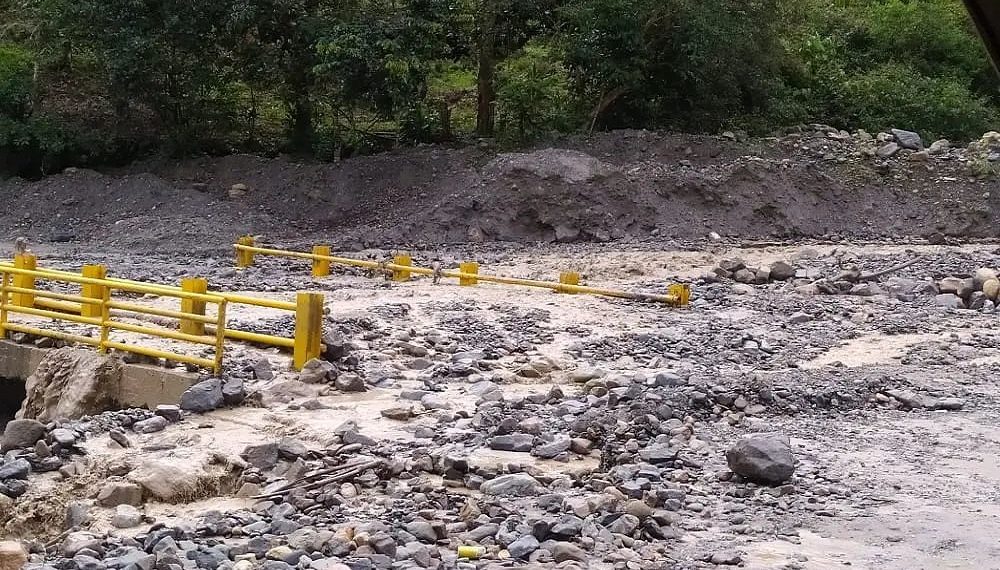 Cerrada la vía Onzaga – San Joaquín por deslizamiento de lodo y rocas