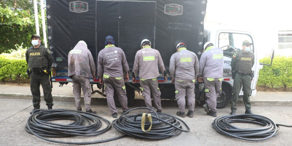 Capturan a cinco personas robando cable de fibra óptica en el barrio La Cumbre