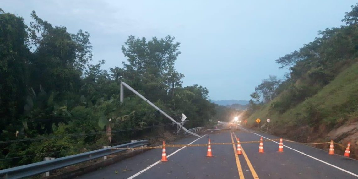 Cierre en Ruta del Cacao por caída de árboles y postes de energía eléctrica
