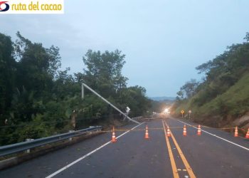 Cierre en Ruta del Cacao por caída de árboles y postes de energía eléctrica
