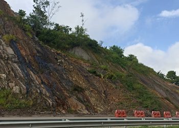 Mujer llora al ver los estragos que deja la Ruta del Cacao en su finca