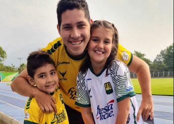 Hinchas del Bucaramanga, firmes hasta en momentos de tormenta