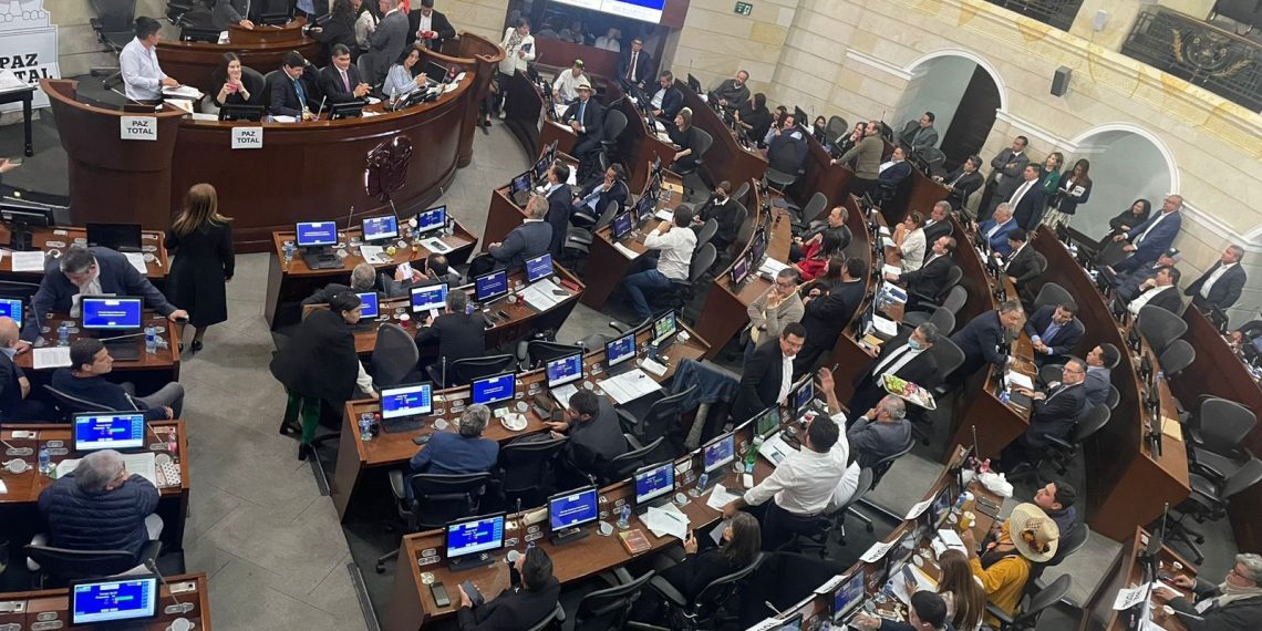 Críticas a Pacto Histórico por ausencia de senadores en el debate de paz total