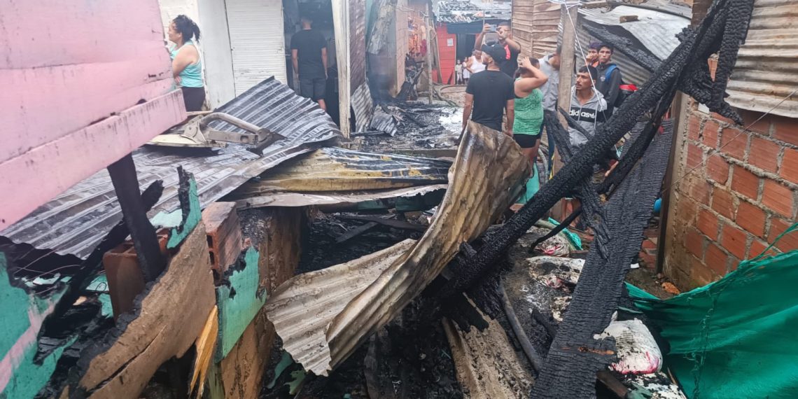 26 damnificados por incendio en el barrio Luz de Esperanza de Bucaramanga