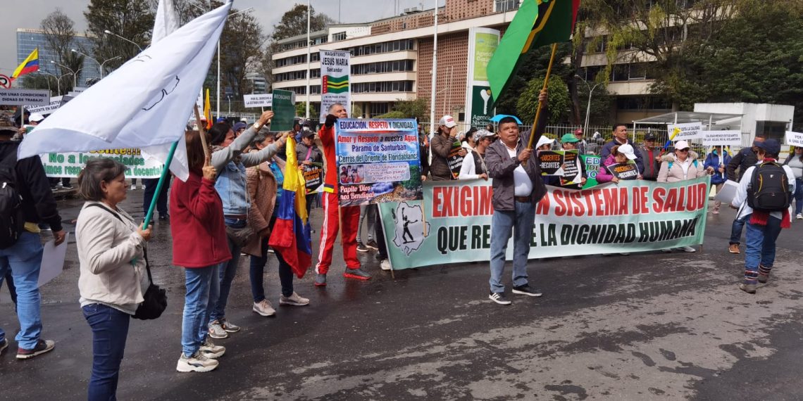 Educadores de Santander realizaron plantón en Bogotá y anunciaron paro de 48 horas