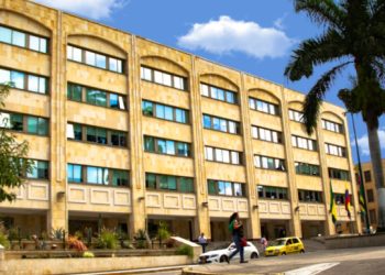 Los funcionarios que entran y salen de la Alcaldía de Bucaramanga