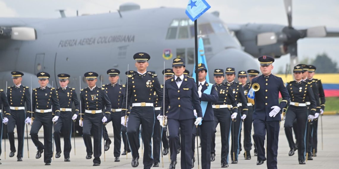 “SATENA debe convertirse en la aerolínea bandera de Colombia”: Petro en los 103 años de la FAC