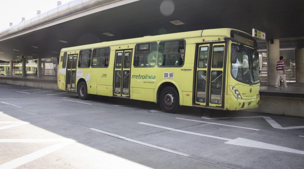 Atracan a la periodista Estefanía Pedraza en Metrolínea