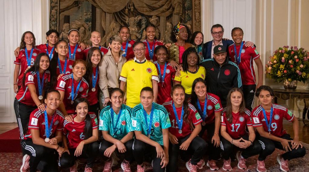 Petro cuestionó que no haya liga profesional de fútbol femenino