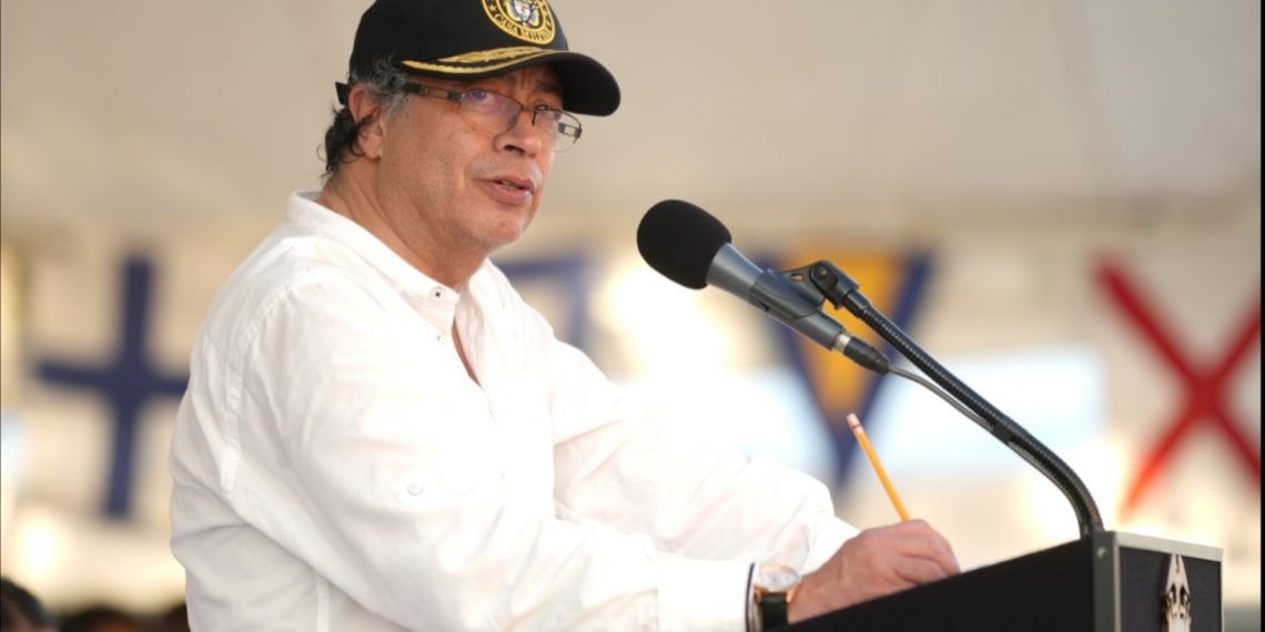 La reforma tributaria no es para comprar aviones de combate: Petro