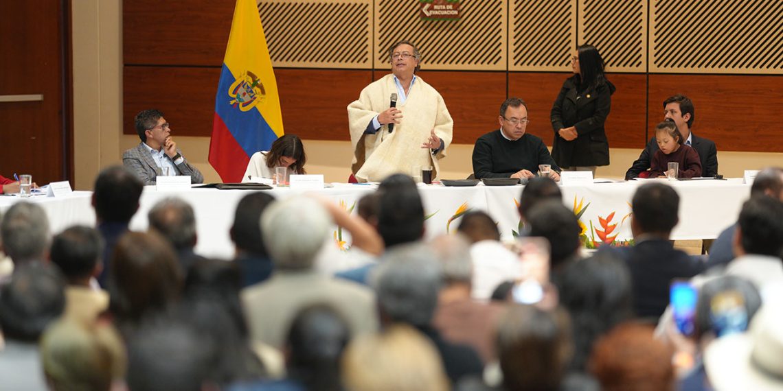 Petro asumirá facultades para regular precios de servicios públicos
