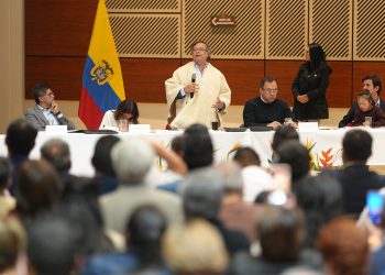 Petro asumirá facultades para regular precios de servicios públicos
