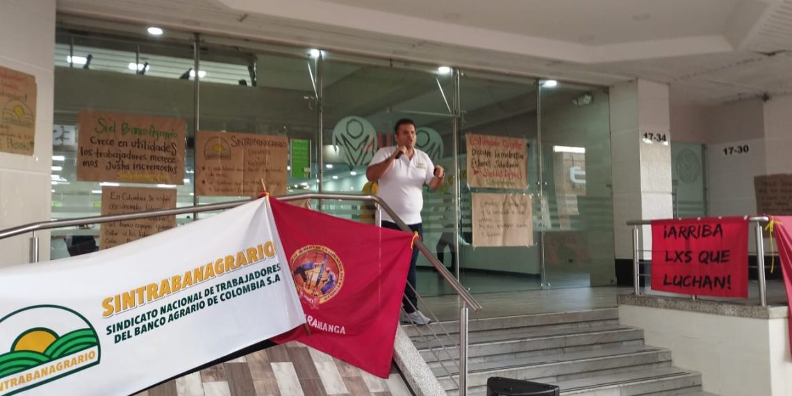 Trabajadores del Banco Agrario reclaman mejores condiciones laborales