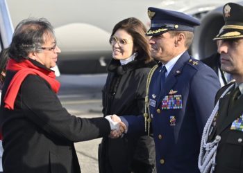 Contratos actuales de exploración y explotación siguen vigentes: Petro en su llegada a Francia