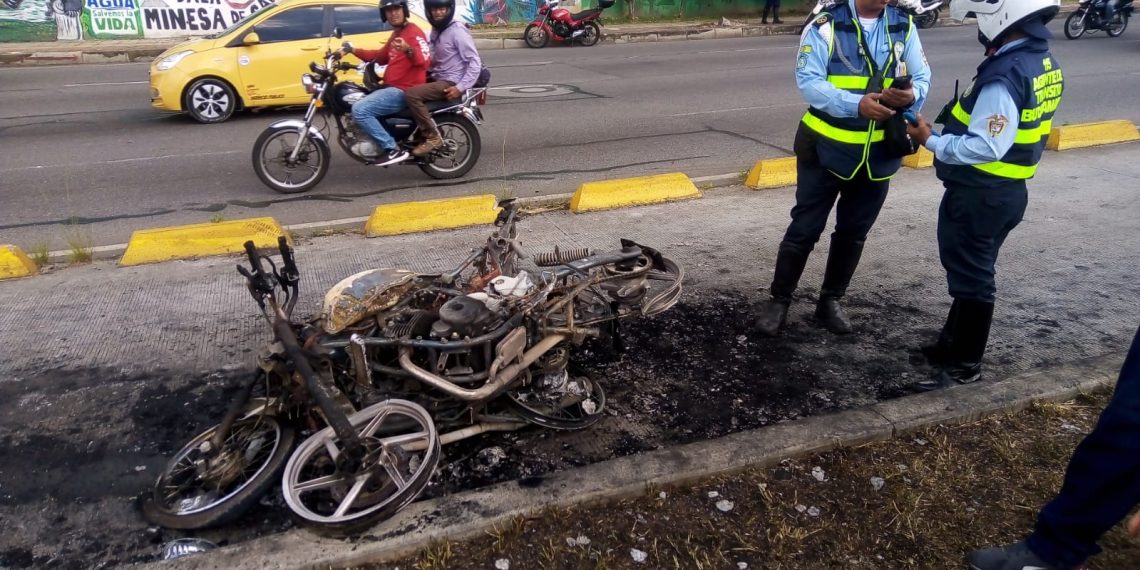 Dos motos se incendiaron en el carril de Metrolínea