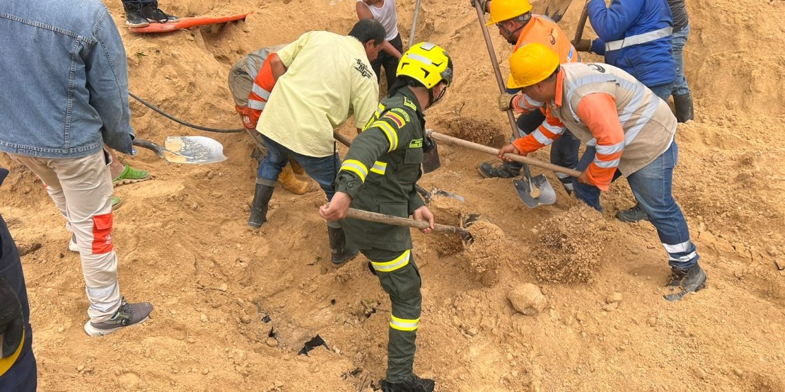 Rescatan con vida a trabajador sepultado en la vía Bucaramanga – Cúcuta