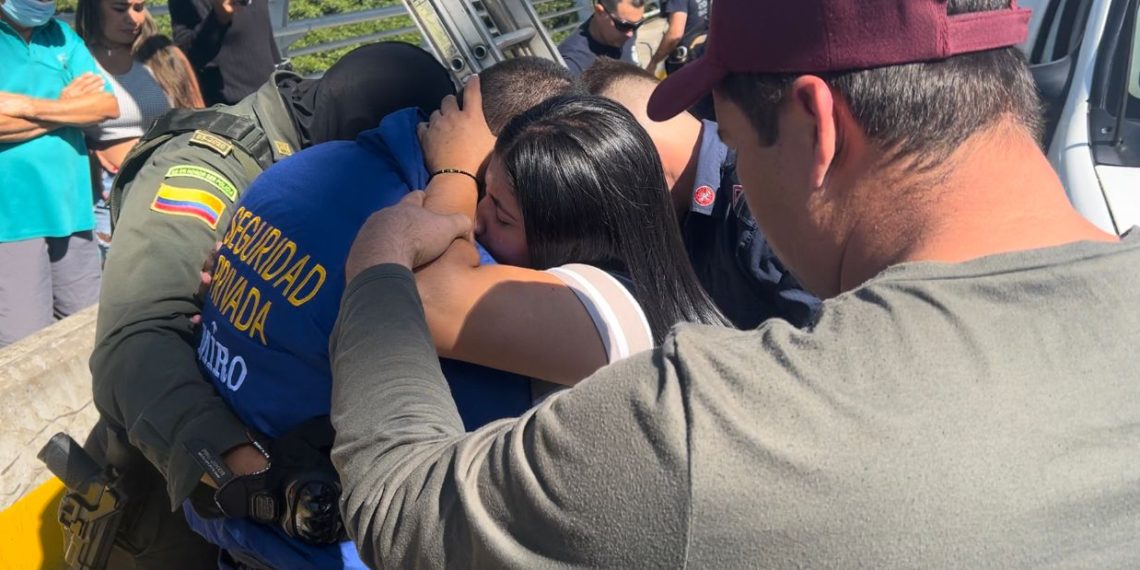 Vigilante intentó lanzarse del puente de la novena