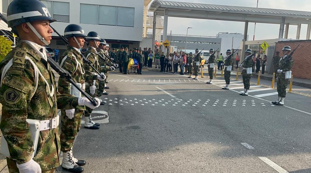 Ejército recibió con honores al piloto fallecido en Chocó