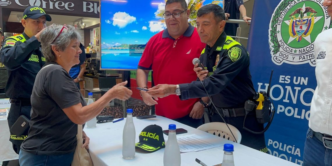 Policía entrega celulares recuperados a sus propietarios