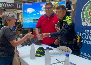 Policía entrega celulares recuperados a sus propietarios